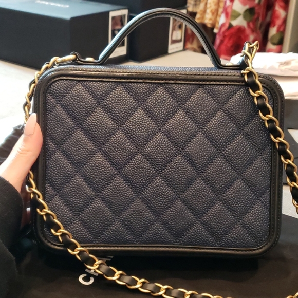 ❗SOLD❗Chanel Two-tone Medium Filigree Vanity Case - Picture 6 of 16